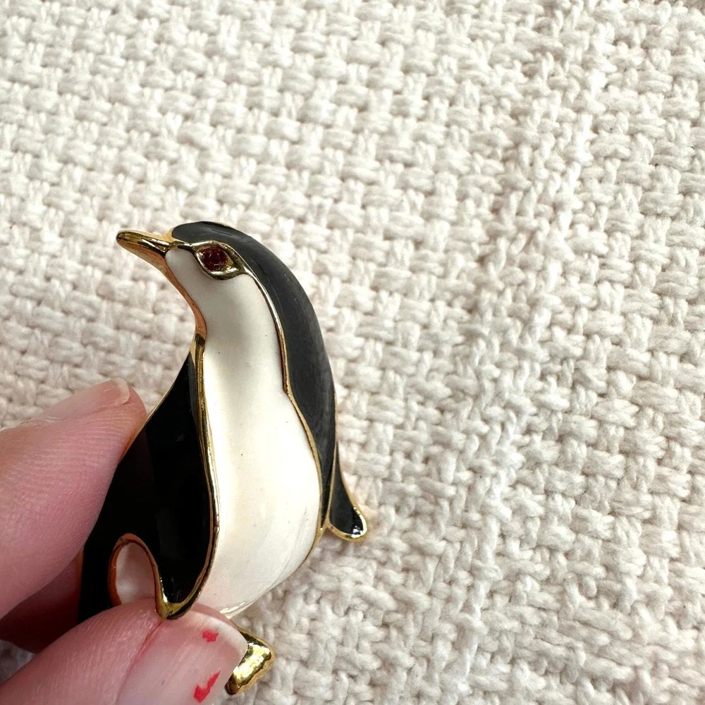 VTG Penguin Brooch Enamel Gold Tone‎ Rhinestone Eye Animal Pin Whimsical Retro